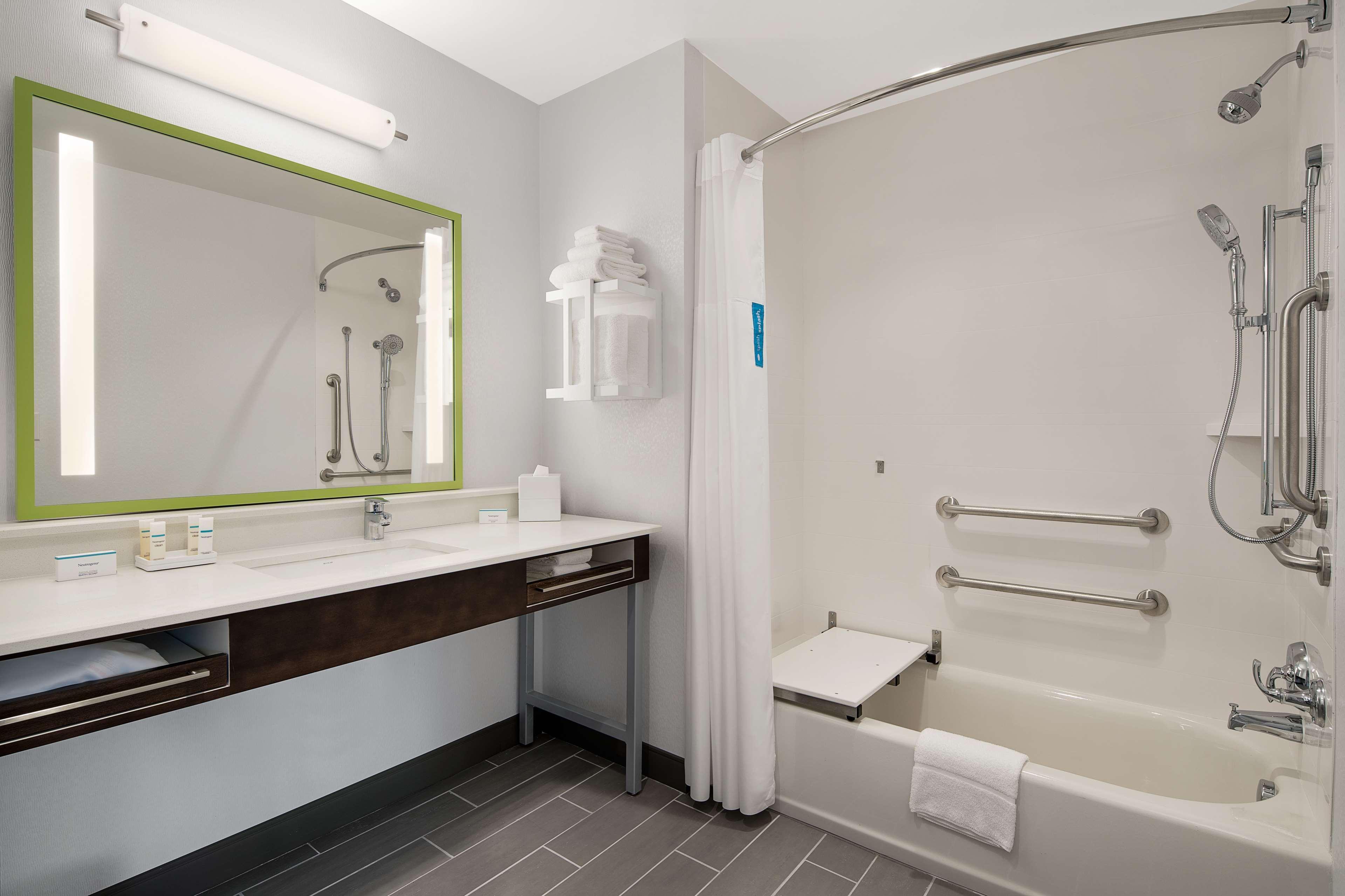 Hampton Inn&Suites Raleigh Midtown, NC Exterior foto